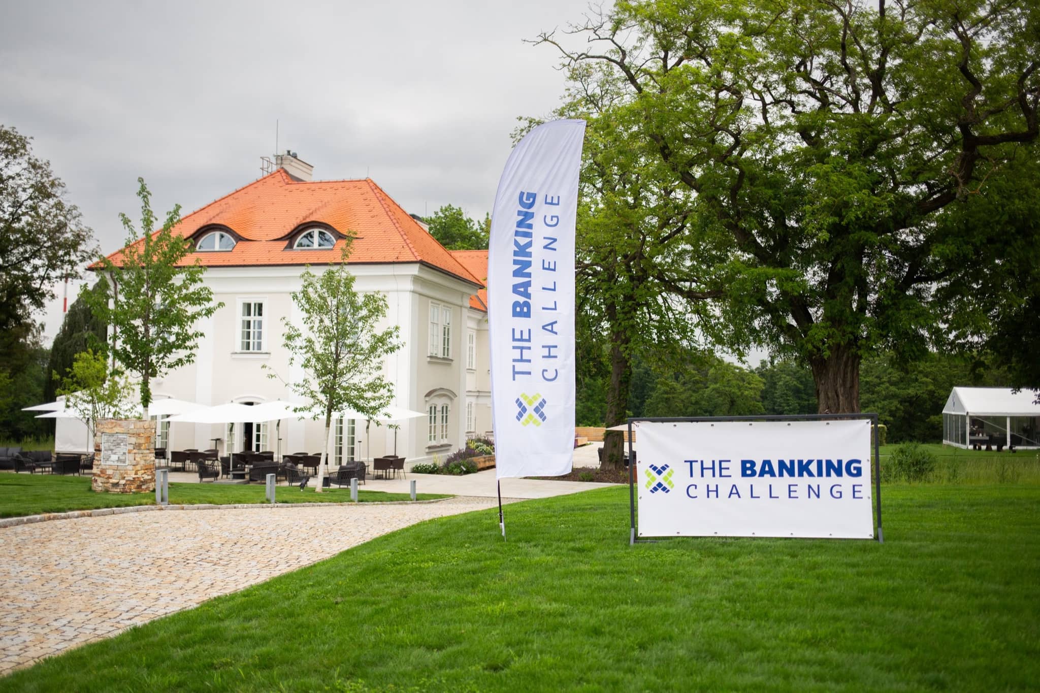Zámek s vlajkami The Banking Challenge na turnaji v Oaks Prague