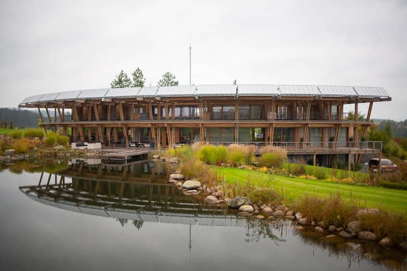 Panorama Golf Resort Kácov – Klubovna resortu Kácov u jezera